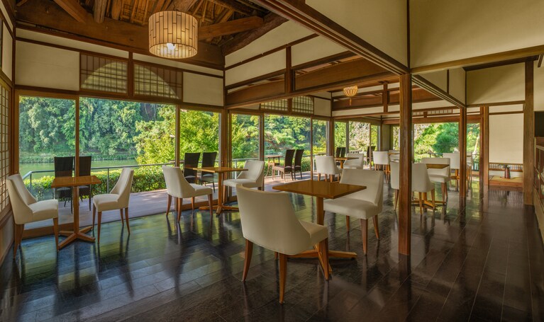 保津川沿いに佇むカフェ「茶寮 八翠（さりょう はっすい）」の店内。ホテルが位置する嵐山は、京都の中でも、四季を通じた自然美にふれることのできる世界的な景勝地。