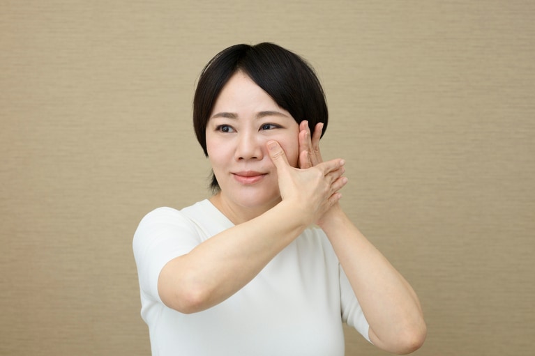 親指に圧をかけながら横にずらす。決して肌はこすらないように。