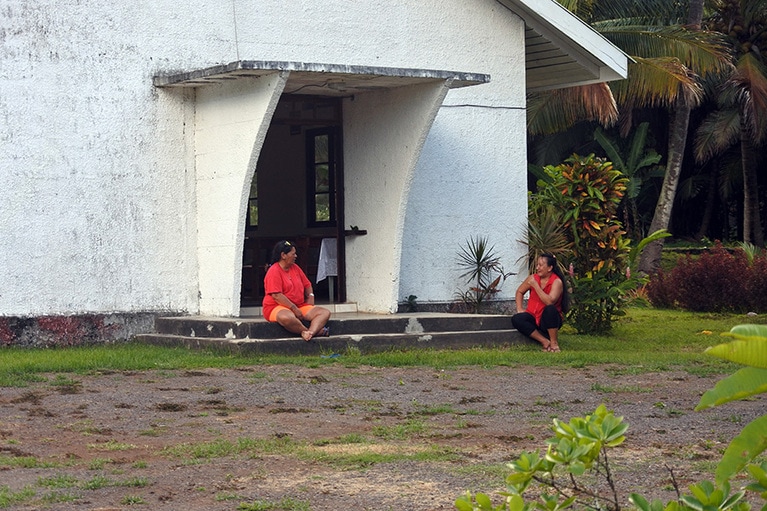 教会前でおしゃべりにいそしむタヒチアンたち。