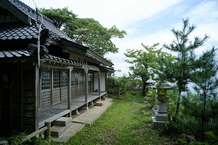 鹿渡島にある観音堂。現在も昼夜明かりが点され鐘が鳴らされる。
