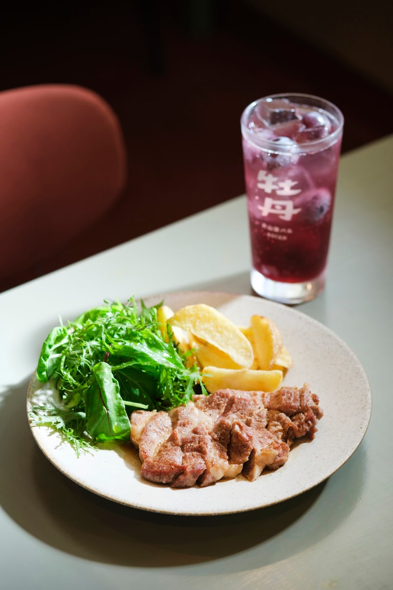 能登豚肩ロースグリル 1,580円。生巨峰ソーダ 680円（季節限定）。