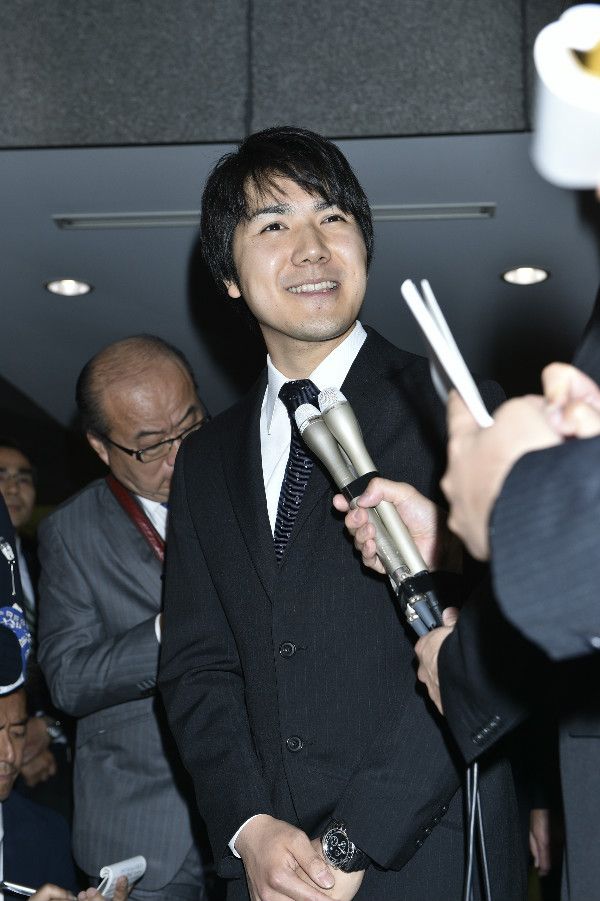 勤務先で取材に応じた小室圭さん　©JMPA