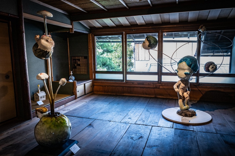 「西川庄六別邸」に展示されている三木サチコの作品。