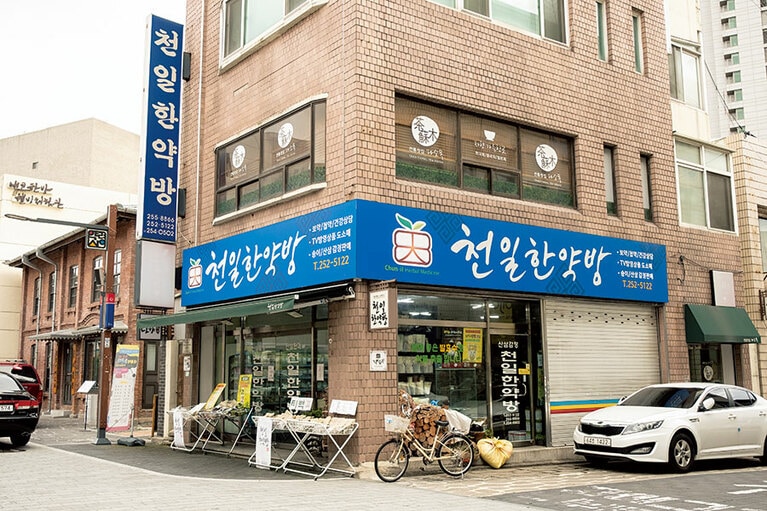 韓方通りに面した店の前には韓方茶のワゴンが。