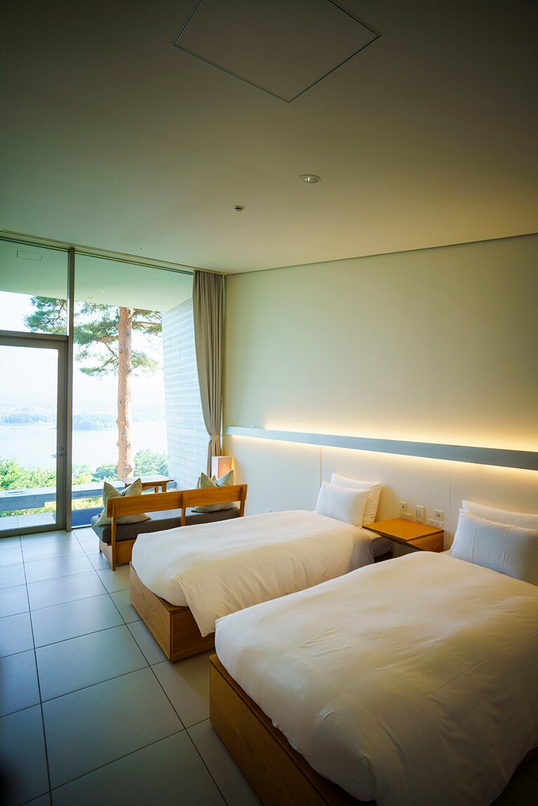 色数を抑えたシンプルかつミニマムな造りで、窓からの景色が際立つ。