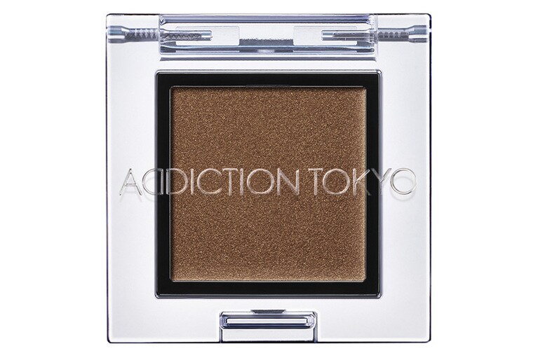 クリーミーなのにべたつかない、透明感あるカラー。CREAM 006C ALMOND 全14色 各2,000円。