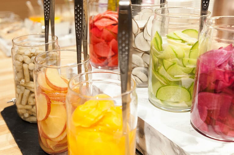 りんごやゴボウ、大根などカラフルなピクルス。