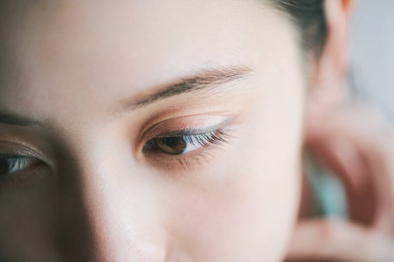 上下のまぶたにCを直接塗り、指でしっかりぼかす。 Dの筆に軽くテンションをかけながら、上まぶたの目頭から太めにラインを引く。目尻は少し長めに跳ね上げる。