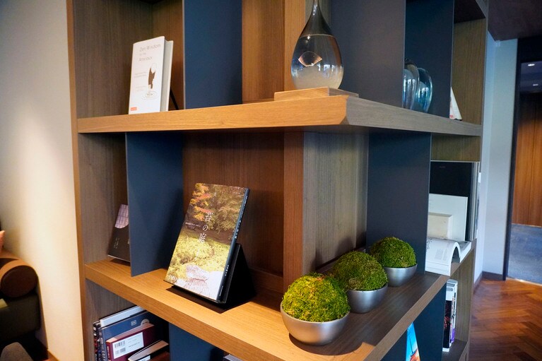 ゲストラウンジにはさまざまな本も置かれている。