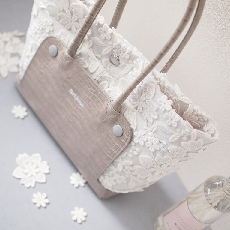 イタリア製の立体的なレースが美しいオートクチュールバッグ Mサイズ 60,500円。ⒸBrijean