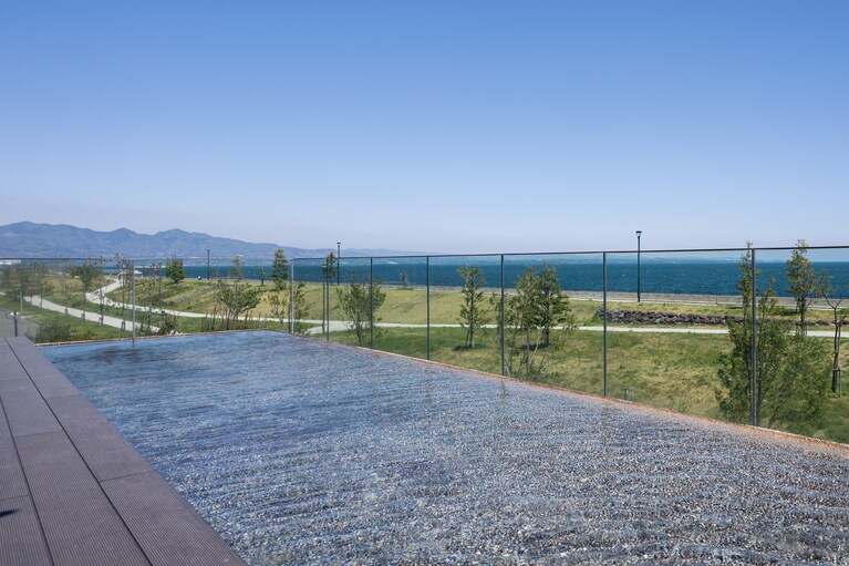 【界 別府】海風を感じながらのんびり過ごせる足湯。