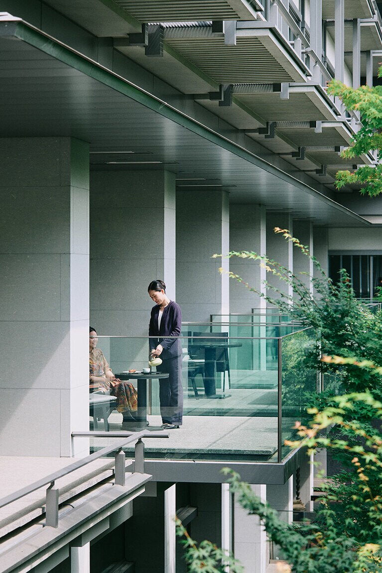 テラス席の前に見える滝石は、同じ場所にあったフジタホテル京都から受け継がれた。古いものを大切にし、後世へと残す矜持を感じさせる。