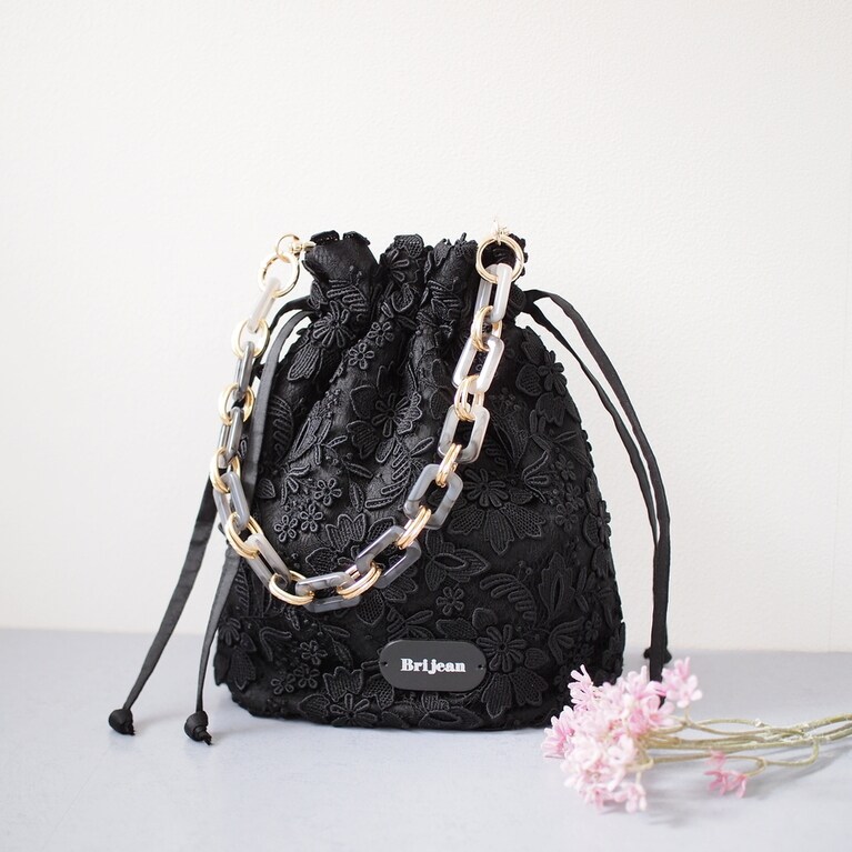 ゴージャスなレースの巾着バッグ 36,300円。ⒸBrijean