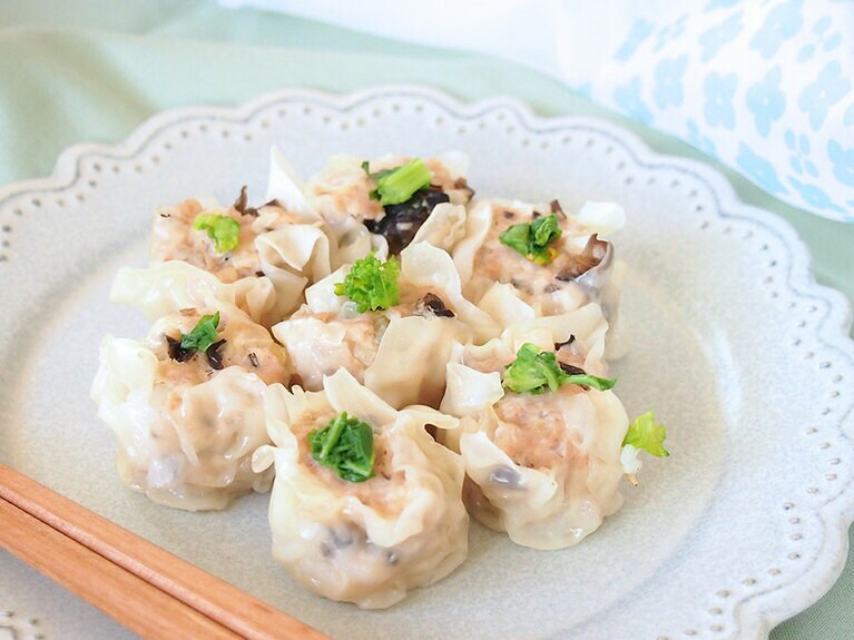 (6) 蒸し器に湯を沸かし、(5)を入れたら蓋をして強火で10〜15分加熱します。器に盛り付け、お好みで青菜を飾って完成です。黒酢と一緒に召し上がるのもおすすめです。