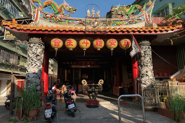 奥に進めば小さな廟が目に入ります。