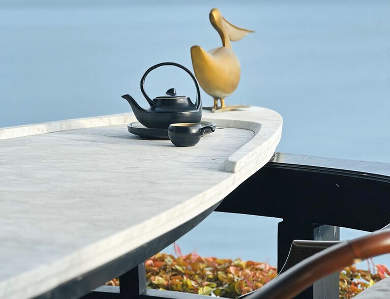 ティータイムやインルームダイニングを楽しめるオーシャンビューのテラス。