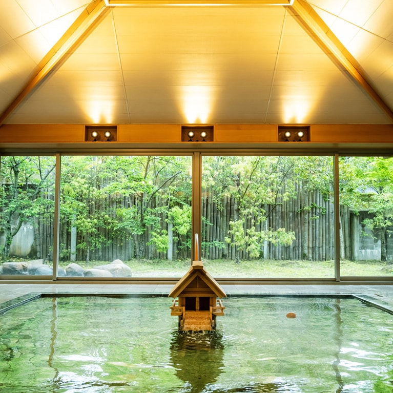 約1300年にわたって美人湯として賞賛されてきた名湯を受け継ぐ界 玉造。中庭を眺める大浴場が評判。