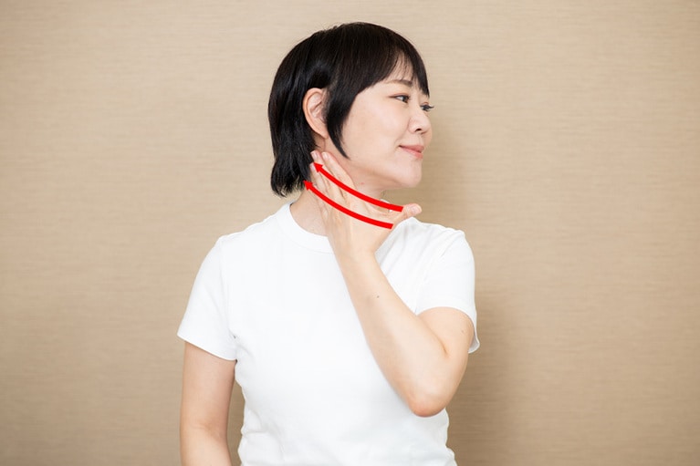 首の前面を引き上げる。