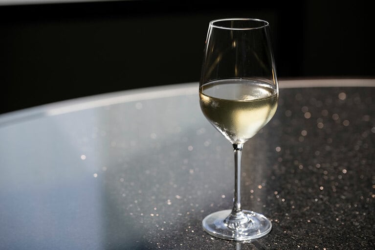 「水出し中国銘茶」はグラス900円（サービス料込）。