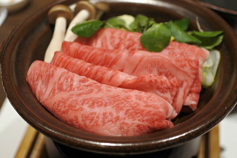 希少な壱岐牛は都心の市場にほとんど出回りません。島にいる間、たっぷりと満喫。