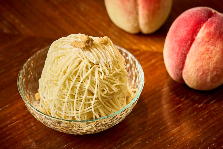 「桃のモンブラン」。注文を受けてから仕上げる線の細いモンブランクリームは柔らかな口当たりが特徴で、桃半玉を贅沢に使用した食べ応えのあるひと品。