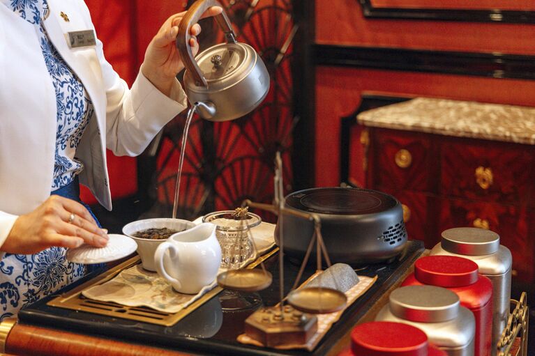 お茶はワゴンサービスにより、目の前で丁寧に淹れてもらえる。