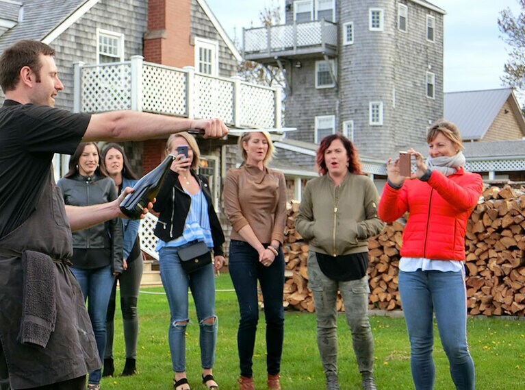 庭でシャンパンを開けて乾杯。この後、着席のディナーが始まる。