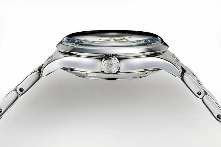 コンパクトなケースはフォルム全体に柔らかな丸みをもたせているため、厚さや堅さを感じさせず、女性の手首に優しくフィット。