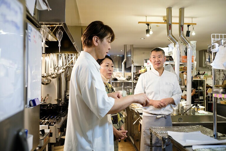 当日は、ゲストが席に着く直前まで、料理の微調整が続いた。