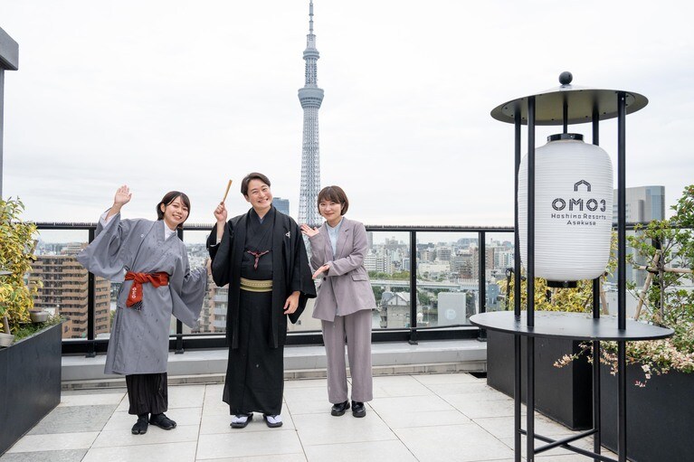 浅草落語ナイトは毎週金・土曜の21時から約30分（除外日あり）、最上階13階のOMOベースにて。宿泊者限定、無料。出演する落語家さんは当日のお楽しみ。