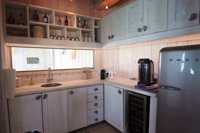 まるでキッチンのような“ウォークインミニバー”。