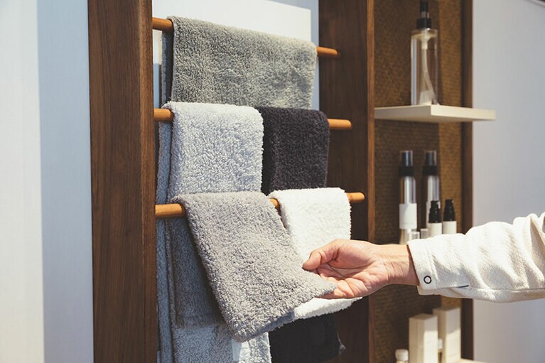 evam evaのアイテムが手に入るショップ棟の「色」。カシミヤやシルクなど肌に触れるたびに豊かな気持ちになる素材を使い、心地良い一日を過ごせる服や生活用品ばかり。