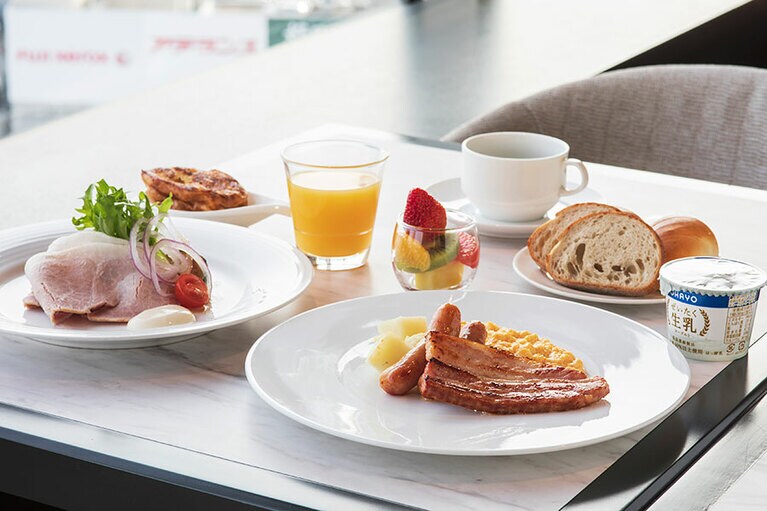 新鮮野菜のローストや卵料理のほか、松阪ハム、ソーセージ、ベーコンなどのシャルキュトリーなど盛りだくさん。