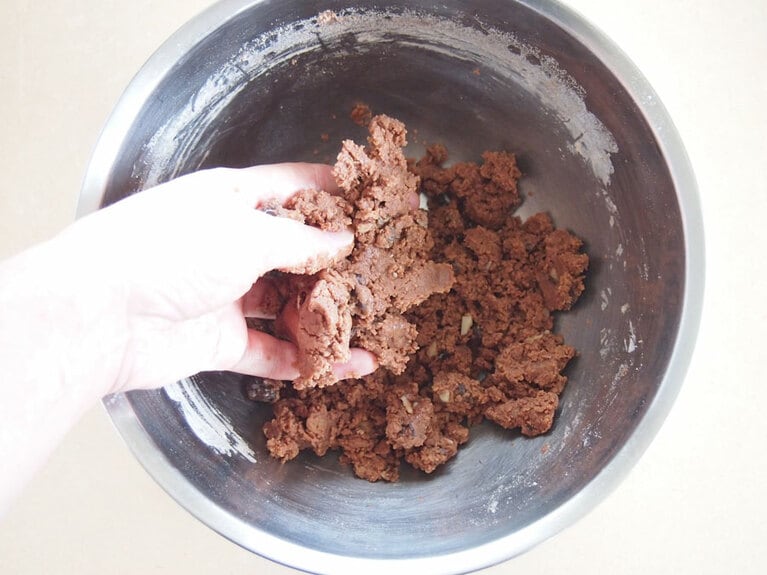 (4) ある程度水分が行き渡ったら、手で全体をまとめていきます。