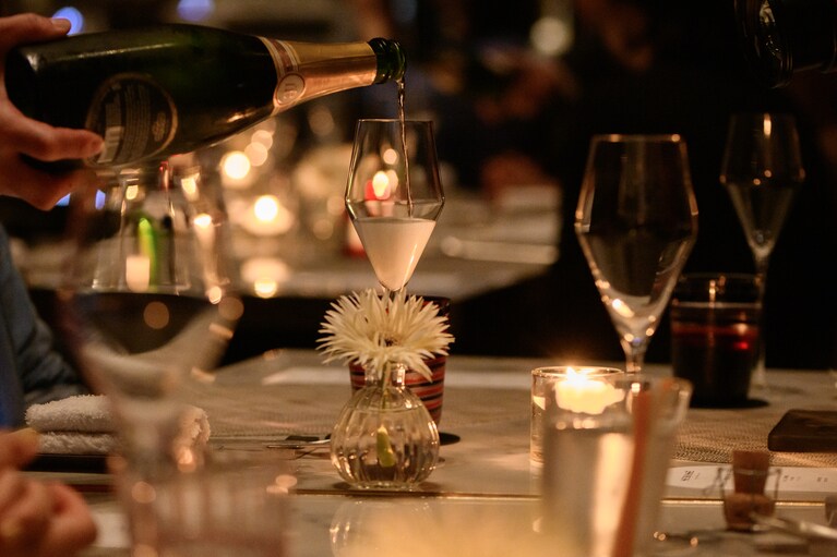 まずはシャンパンで乾杯！　別料金で抜栓料を支払えば持ち込みも可能です。