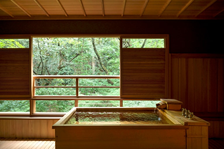 客室の半露天風呂も源泉かけ流し。