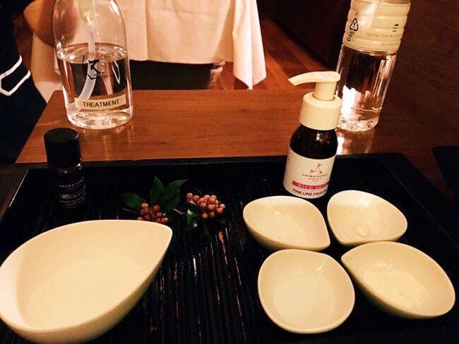 「悠 YU, THE SPA」のトリートメントで使うセット。左の入れ物に入っているのが生の椿オイルです。透明でくせがありません。