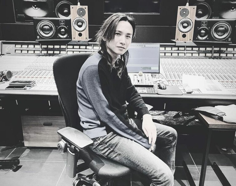 2022年2月4日堂本光一公式Instagramより。レコーディングスタジオに迷いこんだプリンス感ハンパ無し。