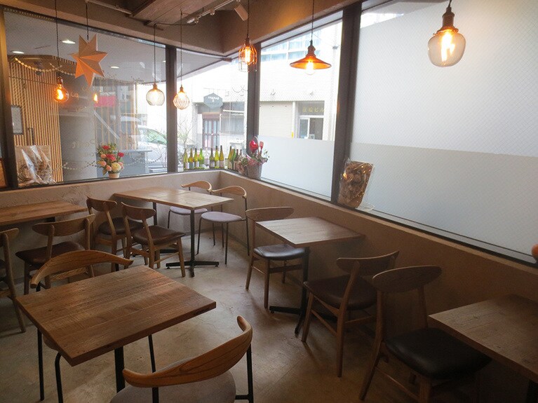 店内のテーブル席。