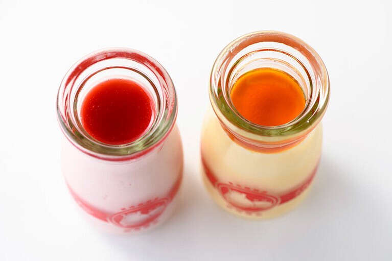 【静岡】熱海プリンの「熱海プリン」。左から：いちごベリーソース付、特製カラメルシロップ付。