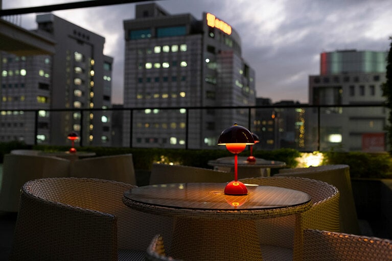 屋外席。都会の真ん中にありながらも静かな雰囲気。バーは宿泊者以外も利用可能です。