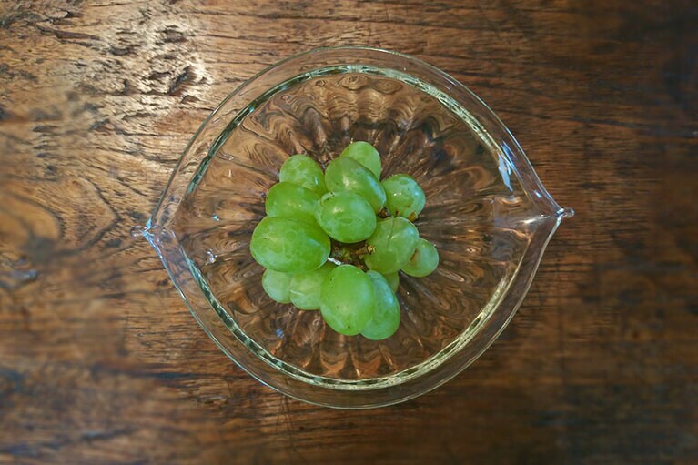 メロンの代わりにぶどう。酸味と甘みのバランスがいいオーストラリア産トンプソンシードレスを生ハムと交互に。100g 99円。