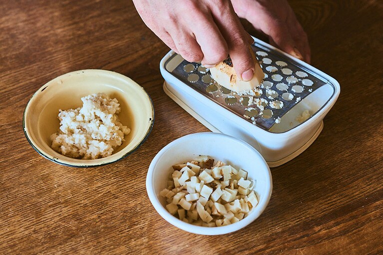 れんこんは粗みじん切りしたもの＆すりおろしたもの、ダブル使いすることでシャキシャキとした食感と、自然なとろみを楽しめるスープに。すりおろしたれんこんは、調理の最後の方で加えます。秋から冬にかけて、カレーづくりなどにも応用できるテクニックです。