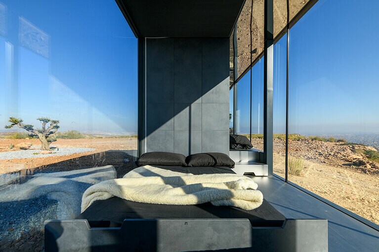 細部にまでこだわった、ラグジュアリーで温かみのあるデザインの室内からは、どこまでも広がるゴラフェ砂漠の景色を堪能できる。