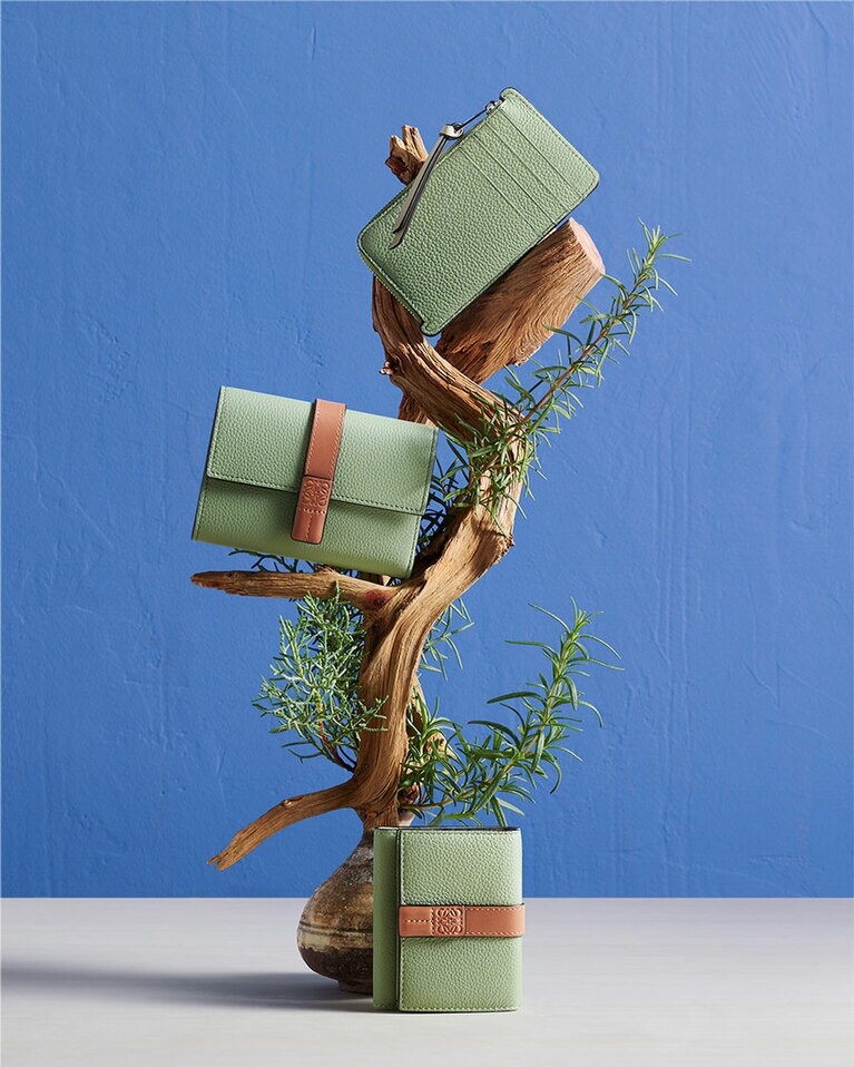 (写真上から) コインカードホルダー(H7.5×W14×D0.8cm) 45,000円。 スモール バーティカル ウォレット(H7.5×W12×D2.5cm) 72,000円。 コンパクト ジップ ウォレット(H11×W9.5×D4cm) 73,000円。