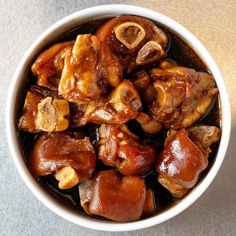 「骨付き豚のくるぶし煮込み（テビチ）」140元。こってり骨付き豚足！