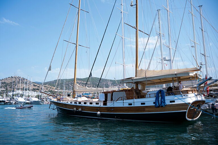 16名乗りのヨット。寝室も完備しているので、プランによっては海上で宿泊も可能。