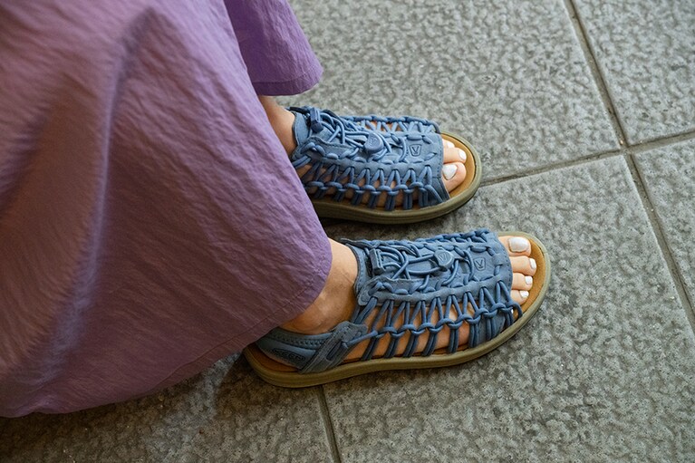 つま先が解放された抜け感のある佇まい。ユニーク ツー オーティー 13,200円。