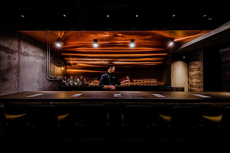 バーカウンターは劇場の舞台のような雰囲気。