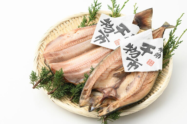 伴助干物市 縞ほっけ開き、さば開きセット 1,650円(各1枚、送料込み)／山忠